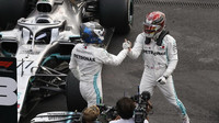 Lewis Hamilton a Valtteri Bottas po závodě v Mexiku