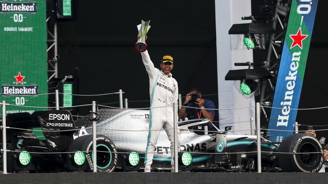 Lewis Hamilton slaví vitězství po závodě v Mexiku