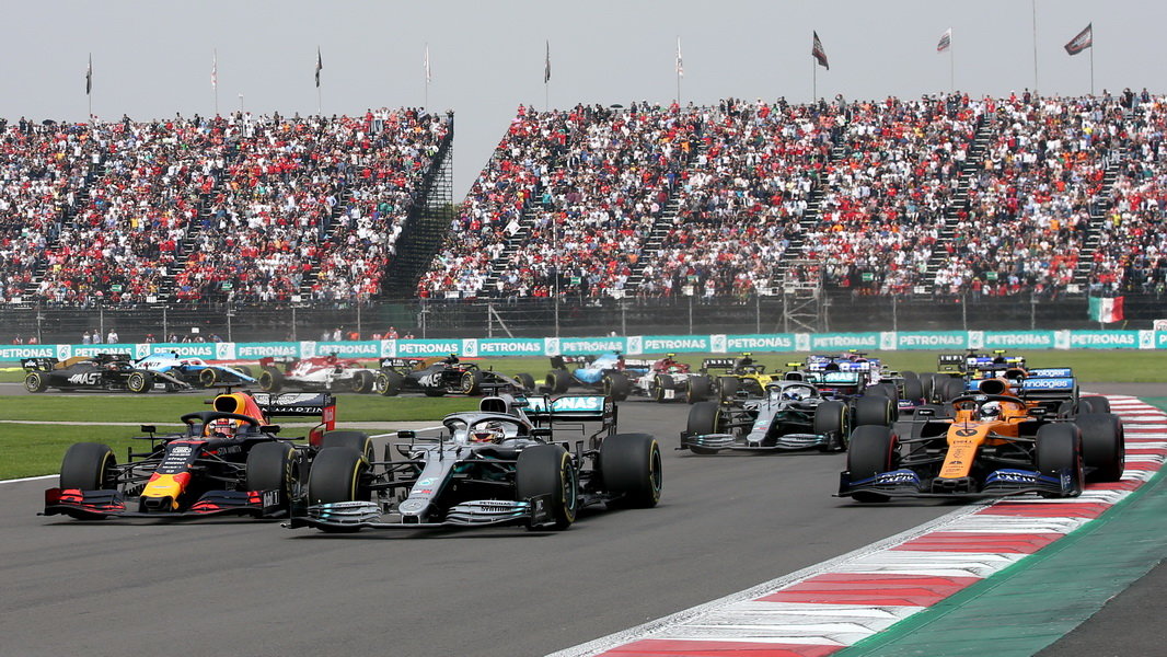 Mexický duel Verstappena s Hamiltonem krátce po startu