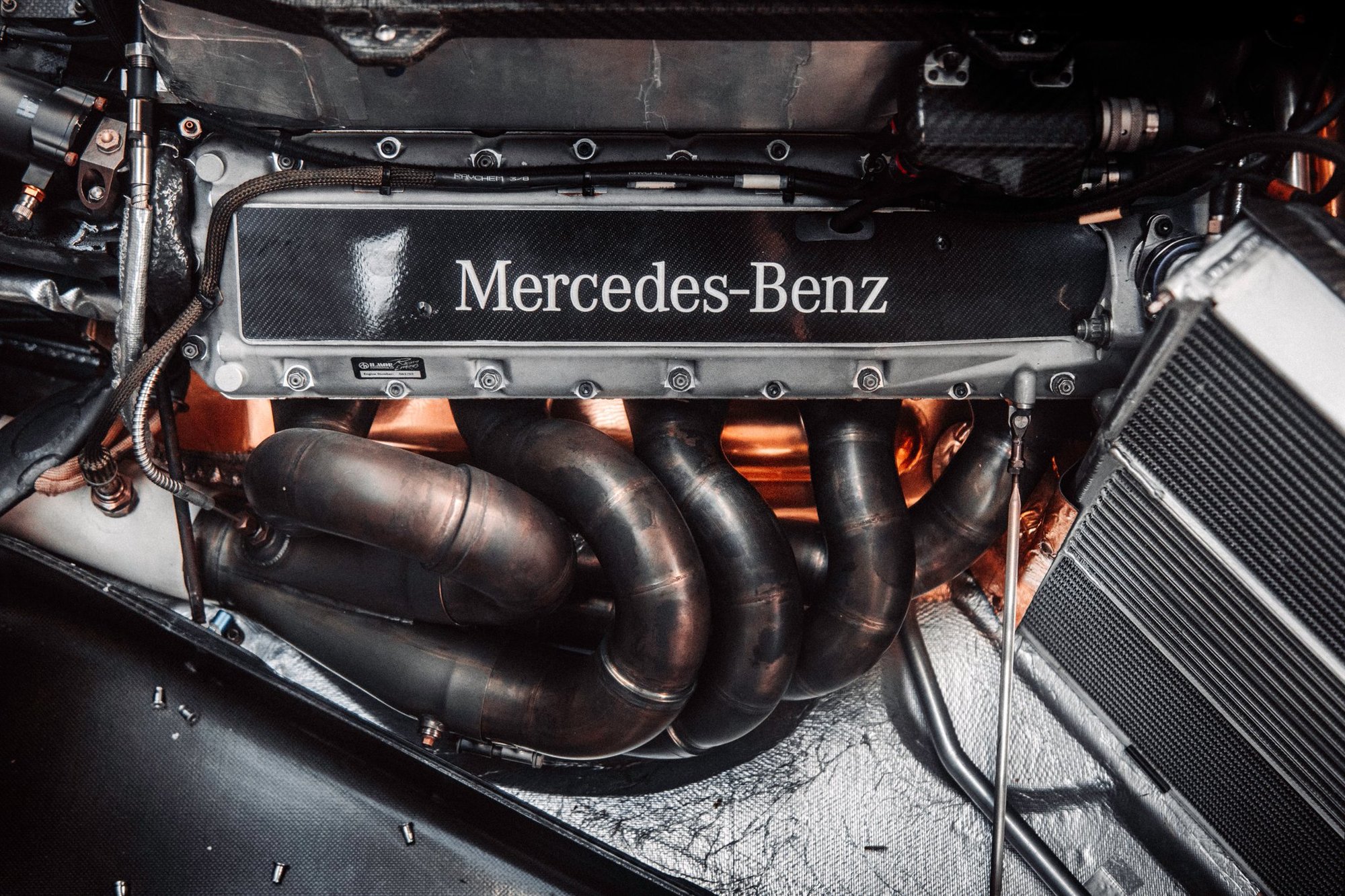 Desetiválcový motor Mercedes FO110H, jenž poháněl McLaren MP4-14