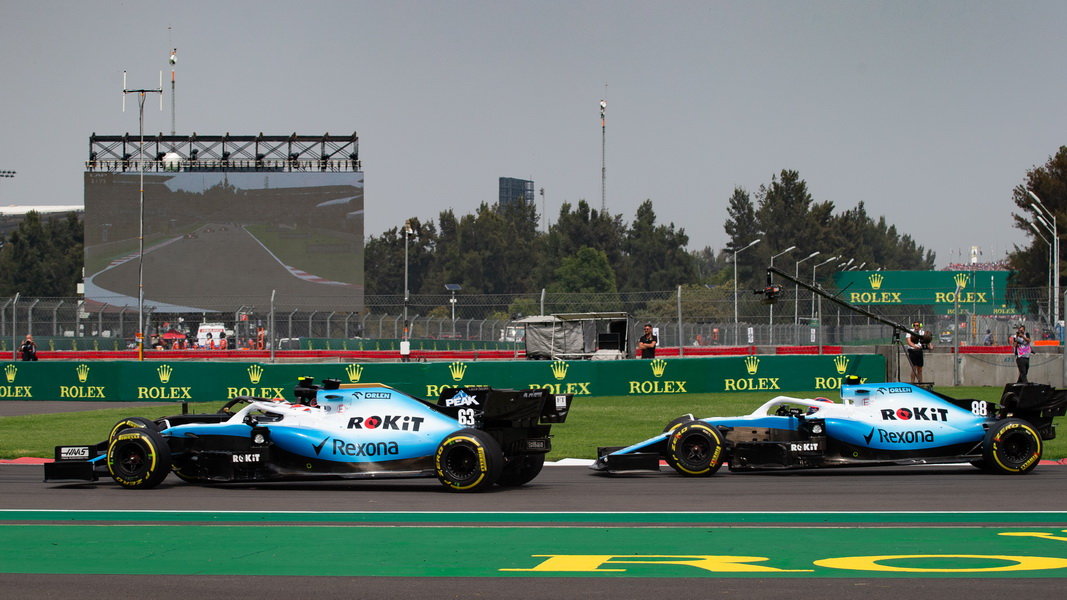 Robert Kubica a George Russell v závodě v Mexiku