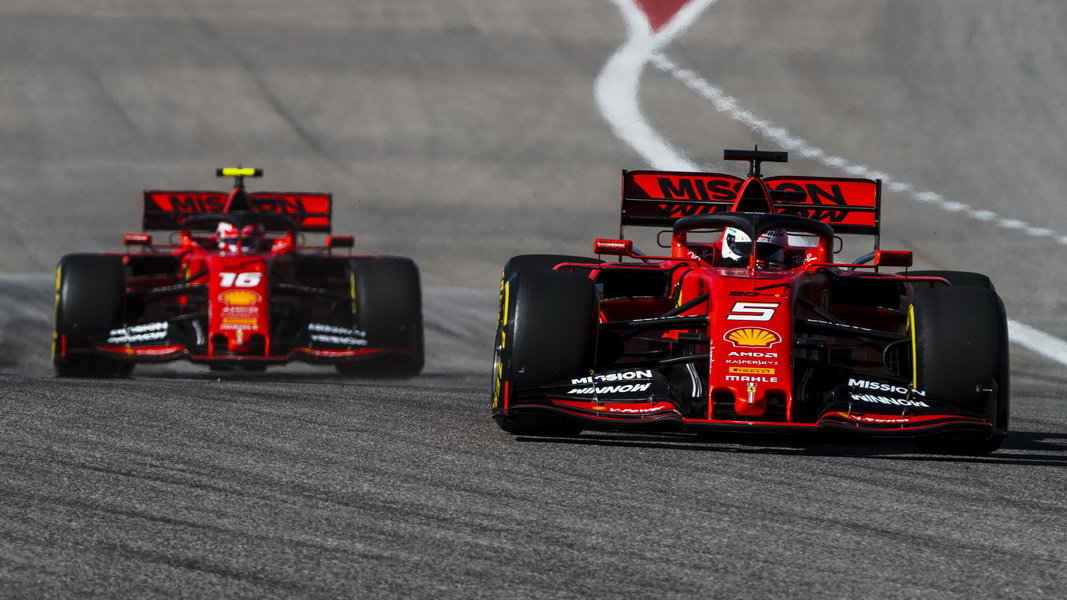 Sebastian Vettel před Charlesem Leclercem v Austinu
