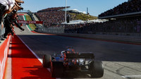 Lewis Hamilton v cíli závodu v americkém Austinu