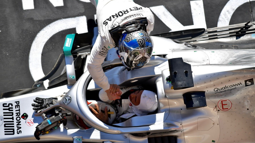 Valtteri Bottas gratuluje Lewisovi Hamiltonovi k mistrovskému titulu po závodě v americkém Austinu