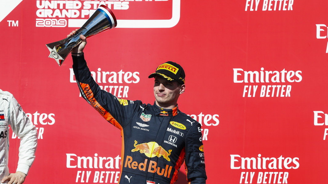 Max Verstappen se svou trofejí za druhé místo po závodě v americkém Austinu