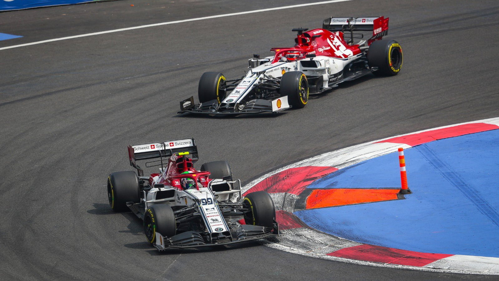 Antonio Giovinazzi před Kimim Räikkönenem