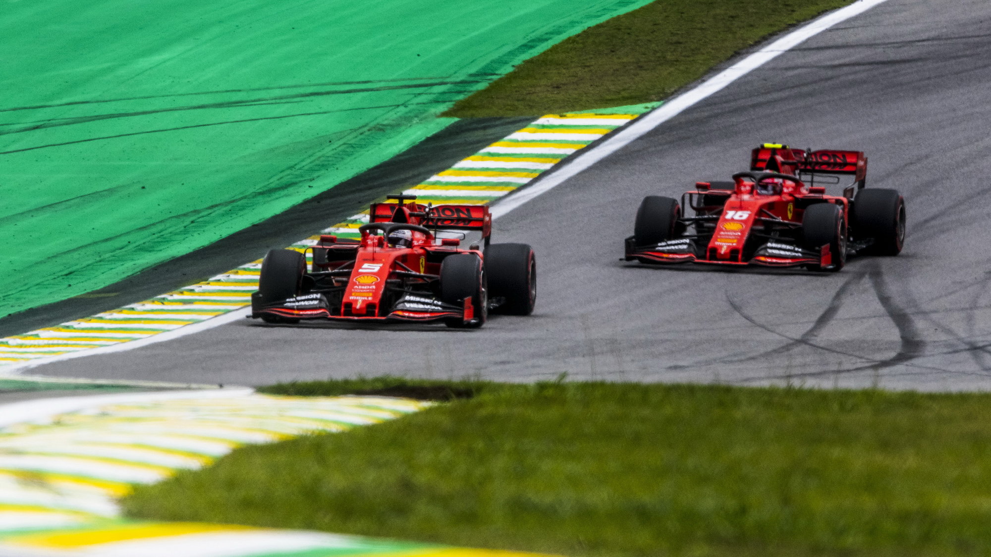 Sebastian Vettel a Charles Leclerc v Brazílii