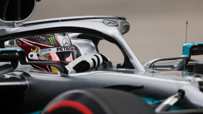 Lewis Hamilton zahájí poslední závod letošního ročníku z prvního místa
