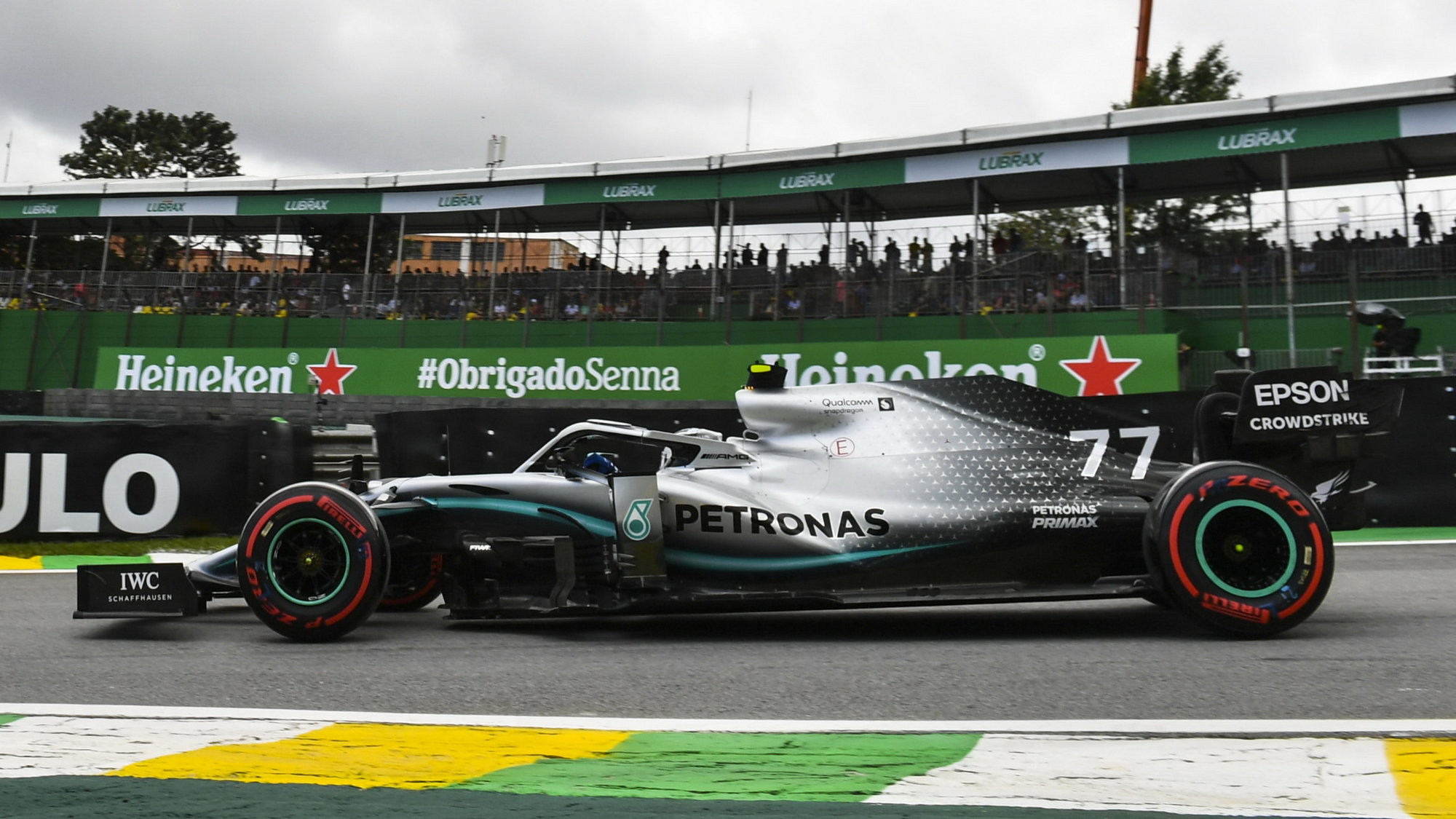 Valtteri Bottas s Mercedesem na okruhu v Interlagos