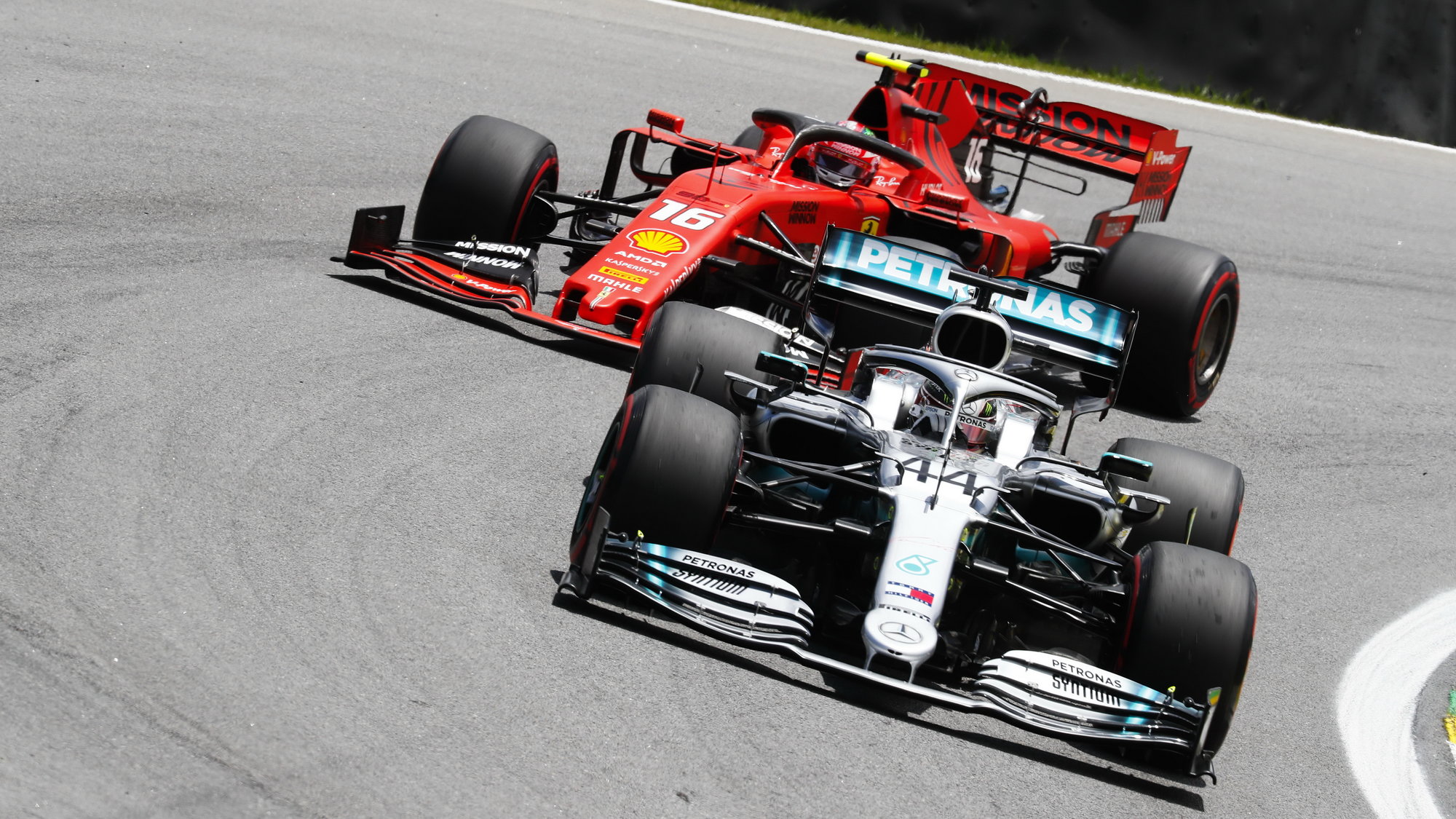 Lewis Hamilton a Charles Leclerc v Brazílii