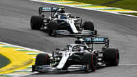 Lewis Hamilton a Valtteri Bottas v kvalifikaci v Brazílii