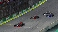 Max Verstappen, Alexander Albon, Pierre Gasly a Lewis Hamilton po restartu závodu v Brazílii