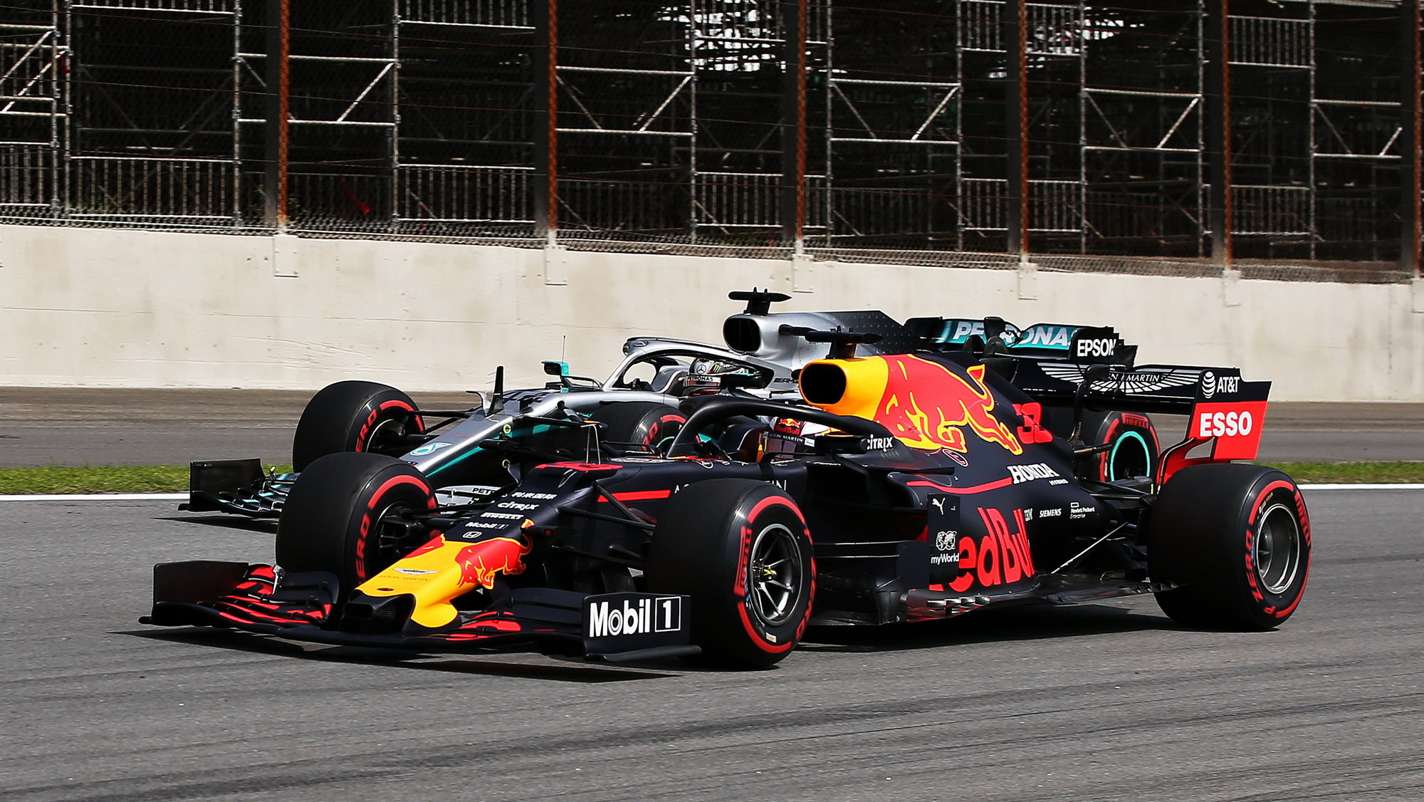 Max Verstappen a Lewis Hamilton v závodě v Brazílii