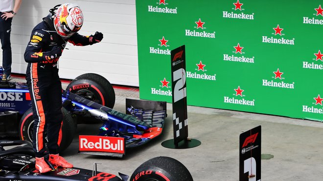 Max Verstappen slaví první místo v závodě v Brazílii