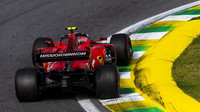 Charles Leclerc s monopostem Ferrari v Brazílii