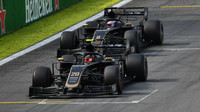 Kevin Magnussen a Romain Grosjean v závodě v Brazílii