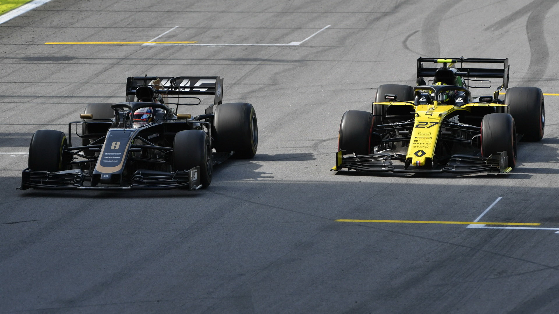 Romain Grosjean a Nico Hülkenberg v závodě v Brazílii