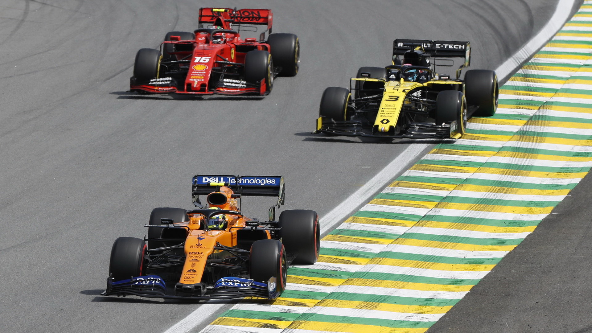 Lanco Norris, Daniel Ricciardo a Charles Leclerc v závodě v Brazílii
