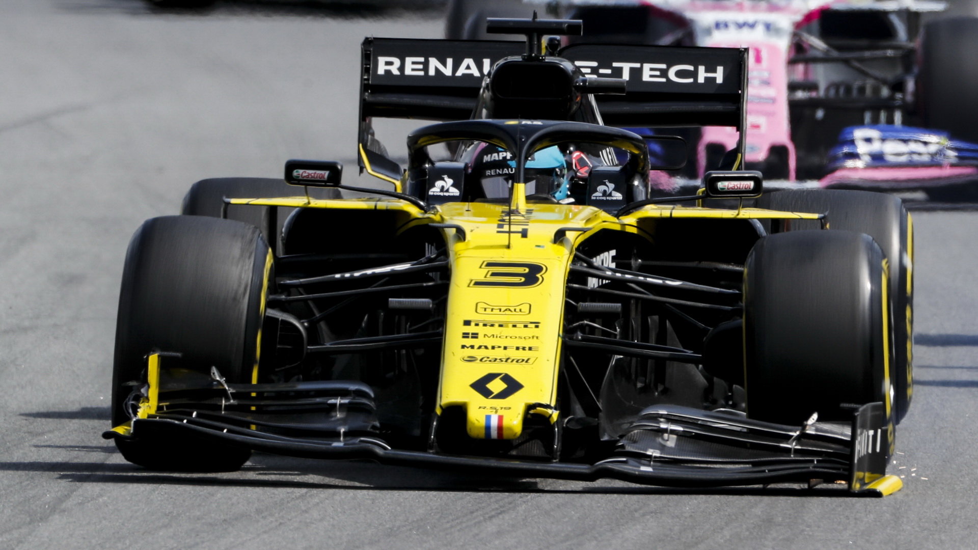 Daniel Ricciardo s poškozených předních křídlem v závodě v Brazílii