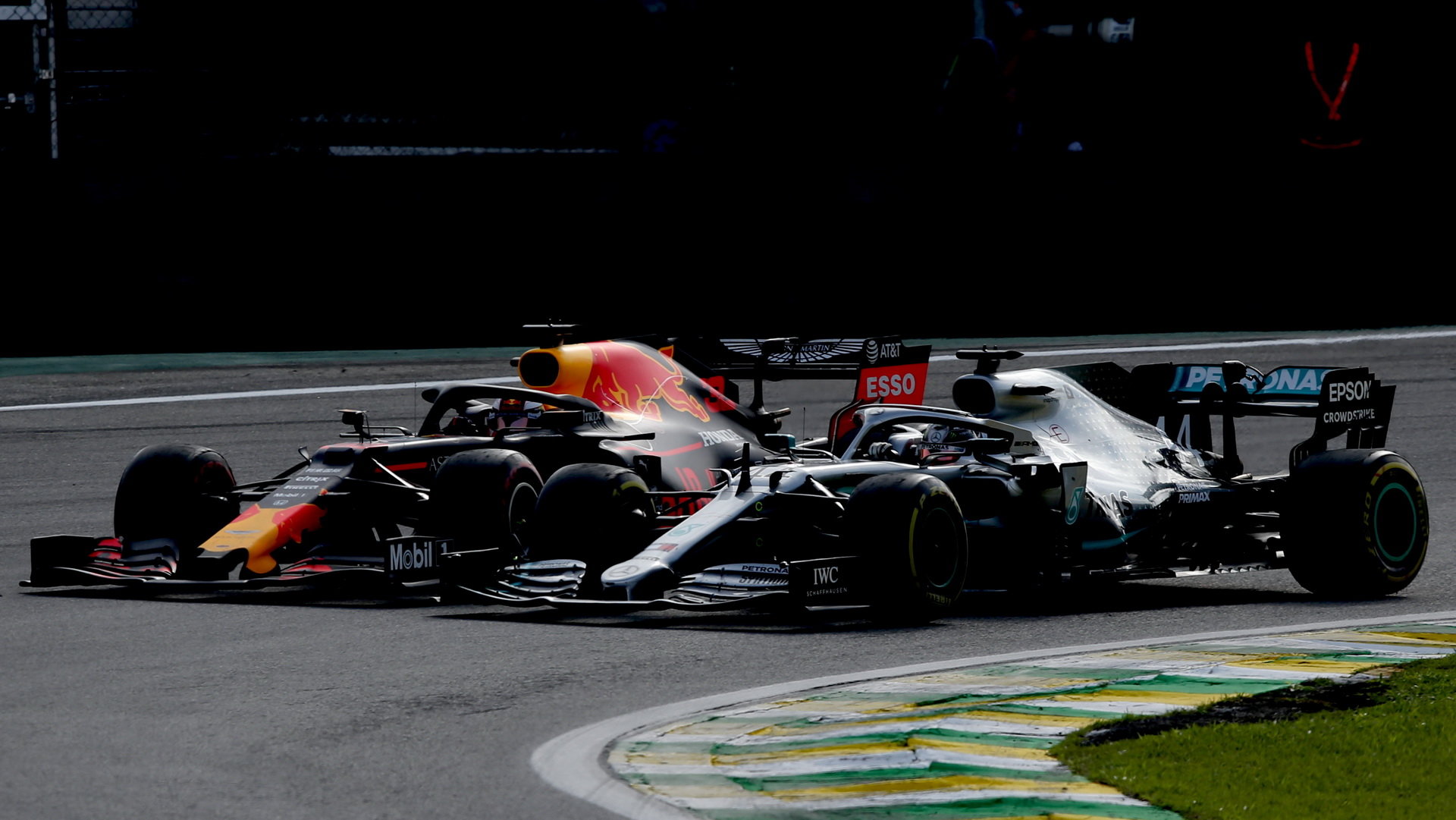 Max Verstappen v souboji s Lewisem Hamiltonem v závodě v Brazílii