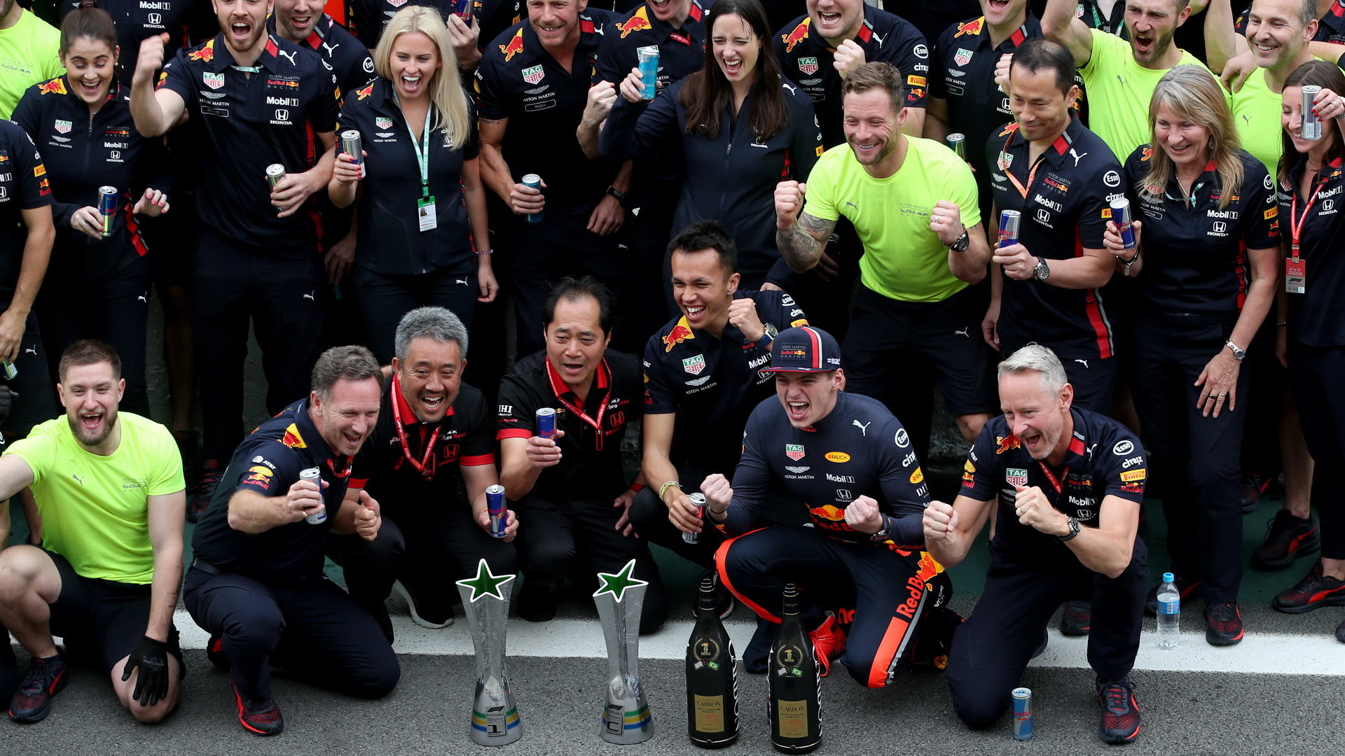 Oslavy týmu Red Bull po vítězství v závodě v Brazílii
