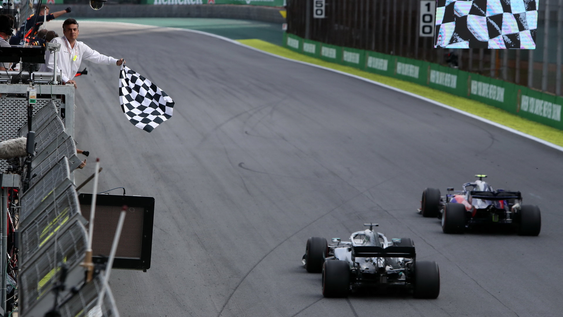 Pierre Gasly a Lewis Hamilton v cíli závodu v Brazílii