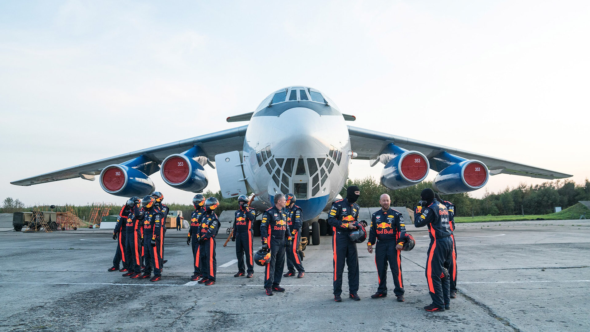 Zastávka Red Bullu na letišti po úspěšném pokusu
