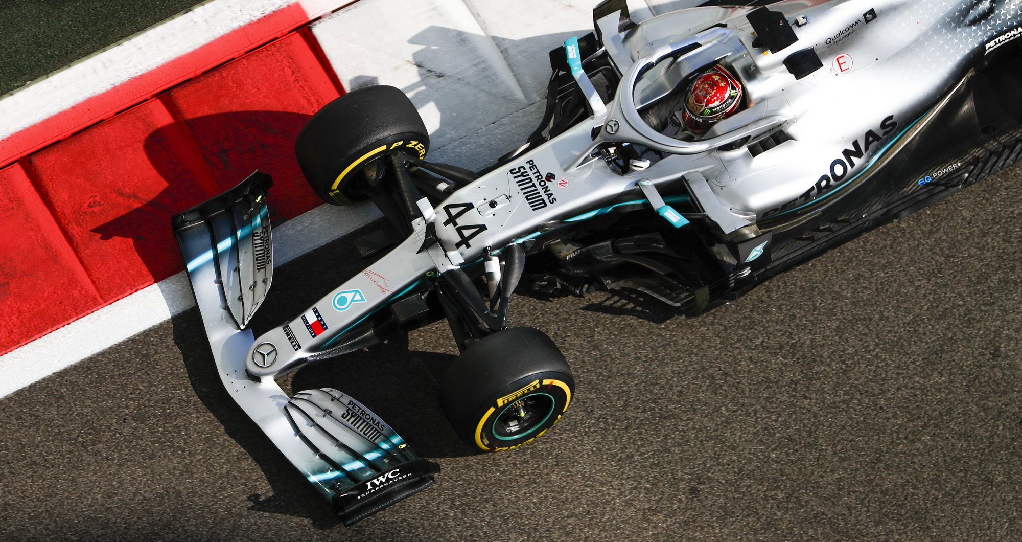 Lewis Hamilton s Mercedesem W10 v Abú Zabí