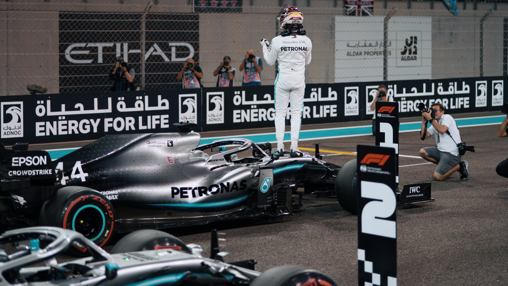 Lewis Hamilton po vítězné kvalifikaci v Abú Zabí
