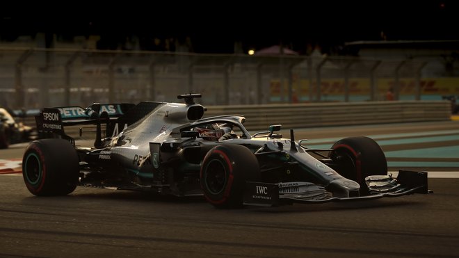 Lewis Hamilton během kvalifikace pod umělým osvětlením