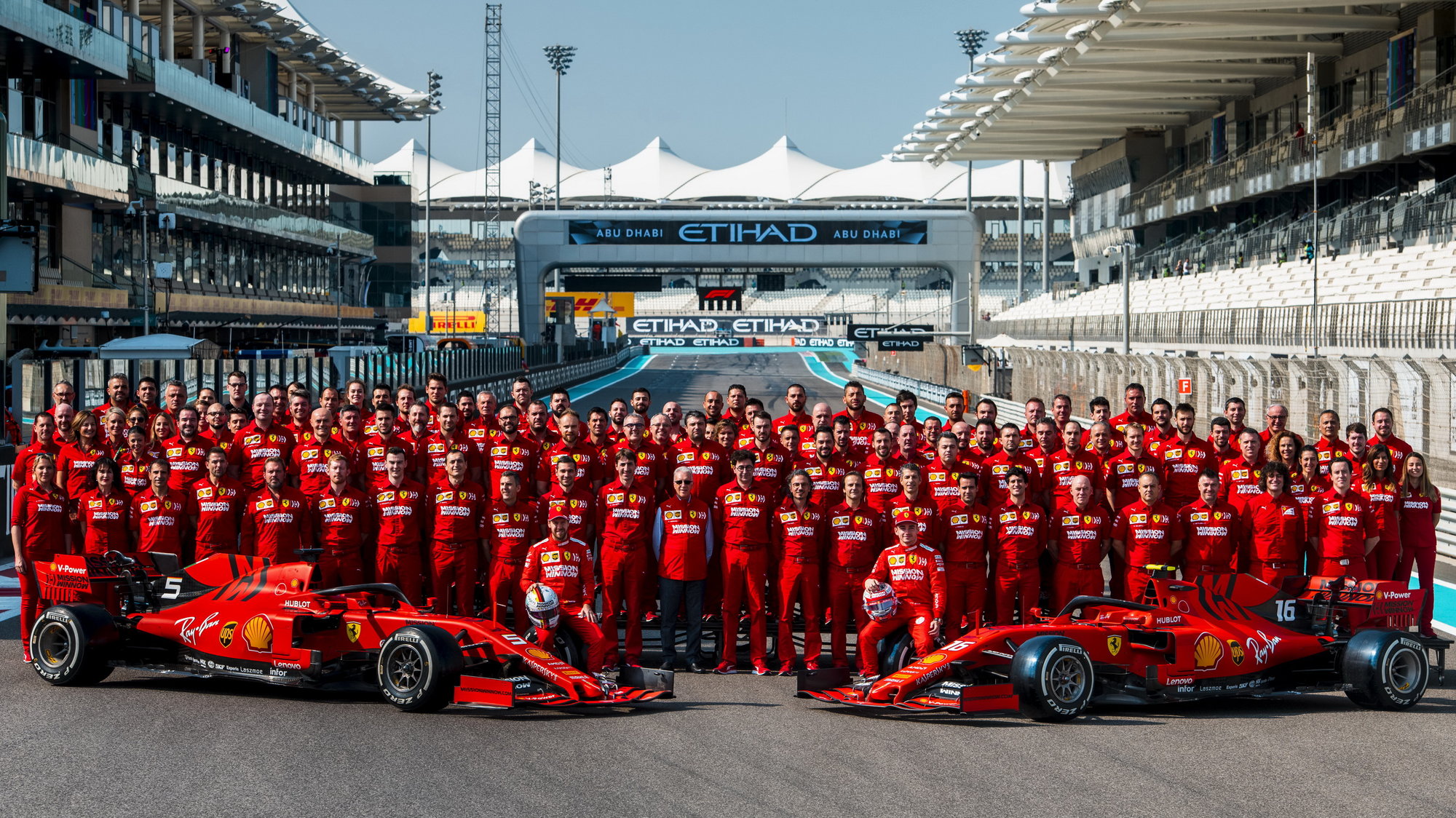 Skupinové foto Ferrari před posledním závodem sezóny 2019