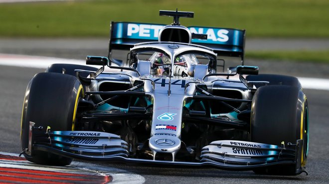 Lewis Hamilton s Mercedesem ve Velké ceně Abú Zabí