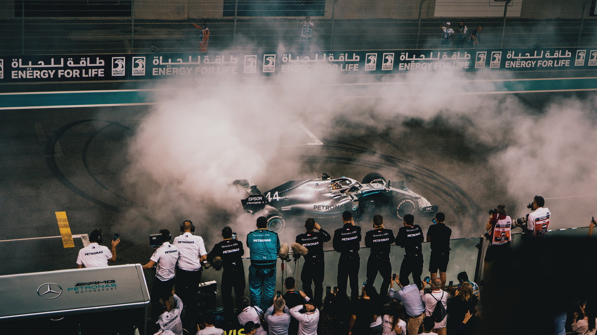 Lewis Hamilton slaví vítězství v závodě v Abú Zabí