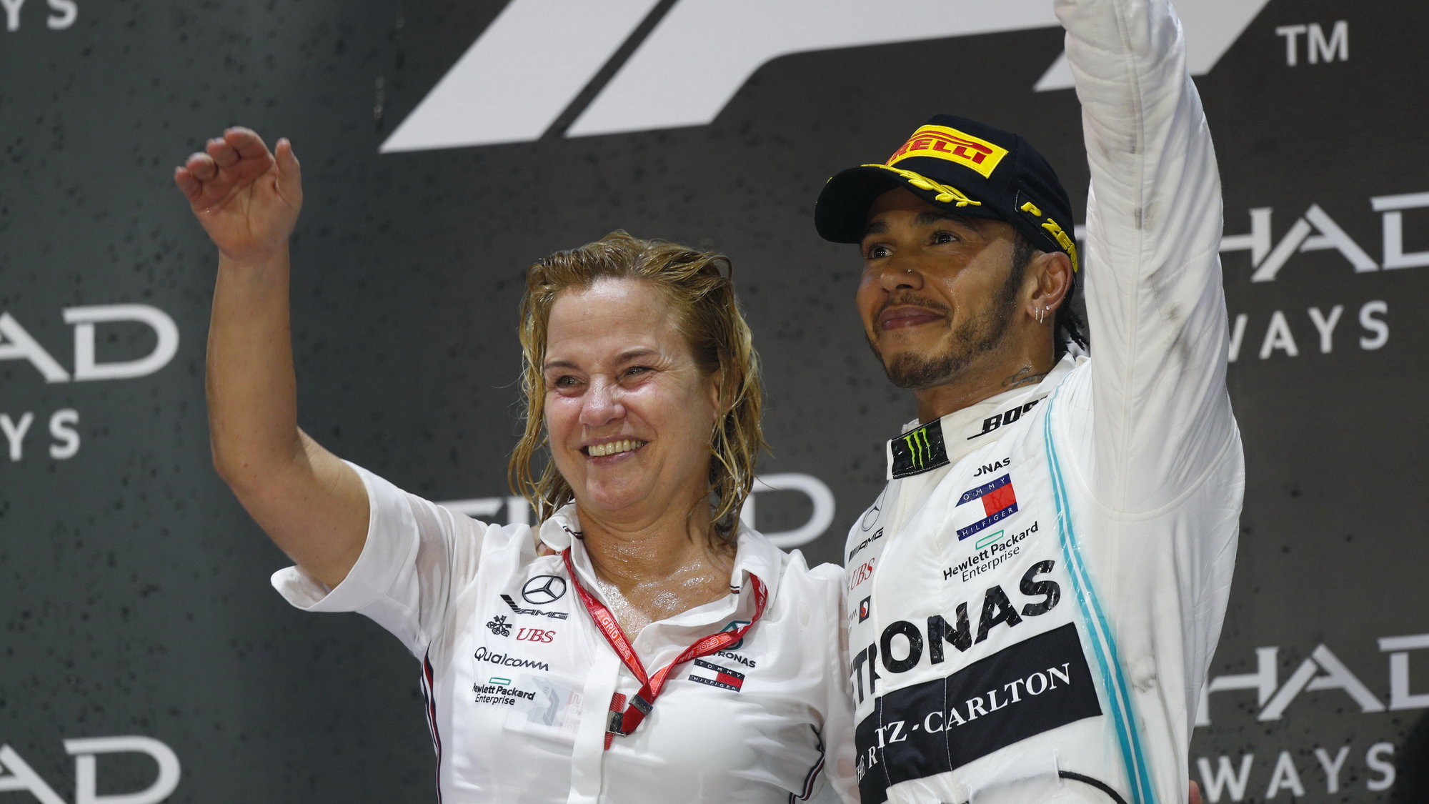 Lewis Hamilton slaví vítězství v závodě v Abú Zabí