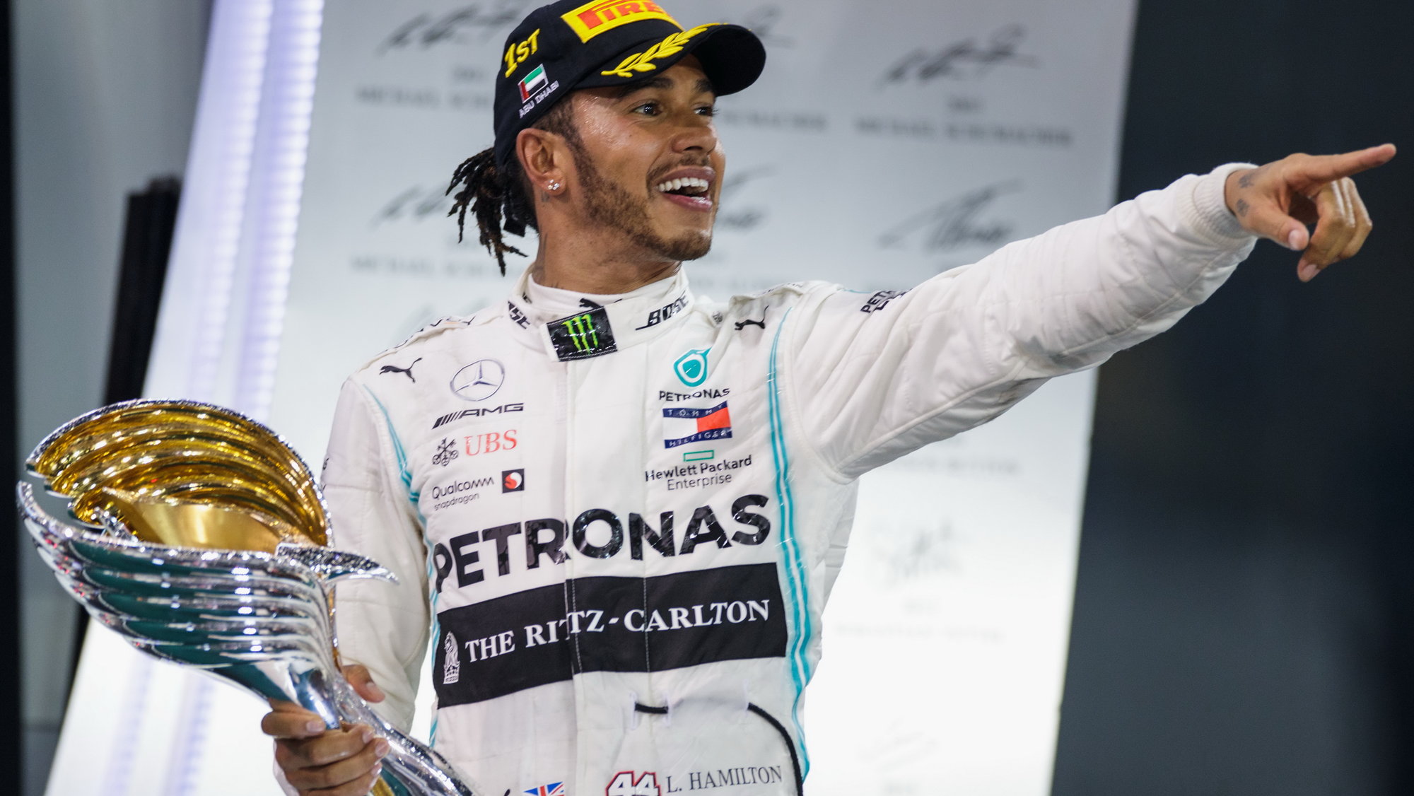 Lewis Hamilton se svou trofejí za první místo po závodě v Abú Zabí