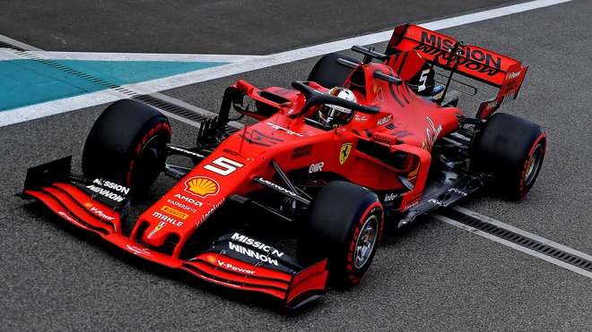 Sebastian Vettel s letošním Ferrari SF90 během testování v Abú Zabí