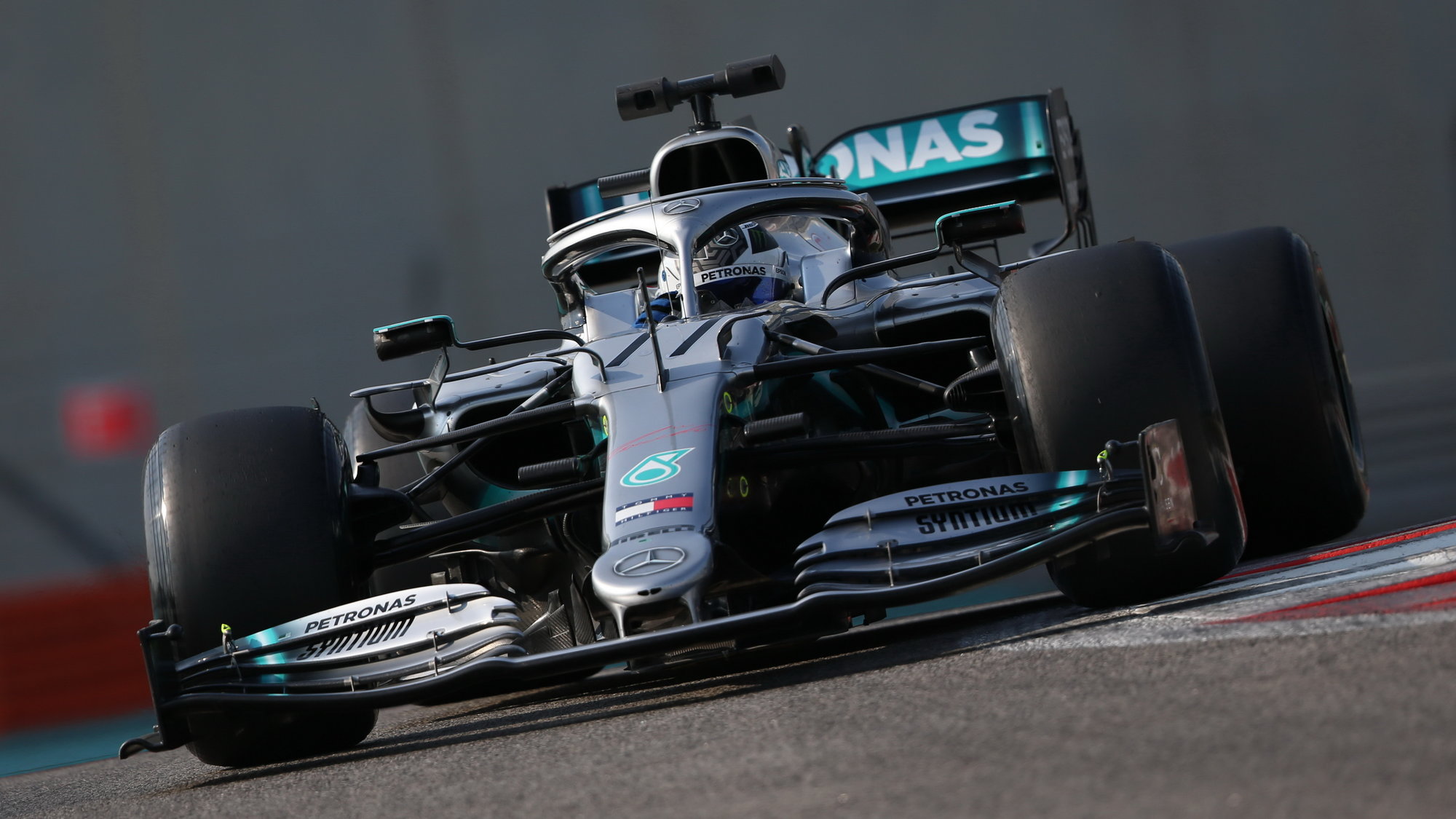 Valtteri Bottas s Mercedesem W10 během testů pneumatik v Abú Zabí