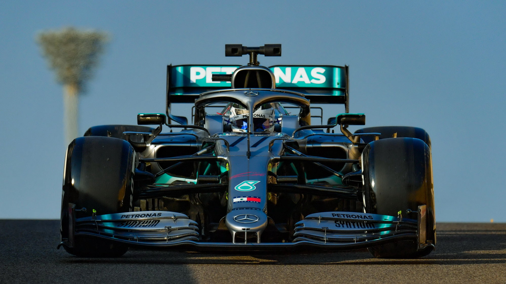 Valtteri Bottas během testování pneumatik po posledním závodě sezóny