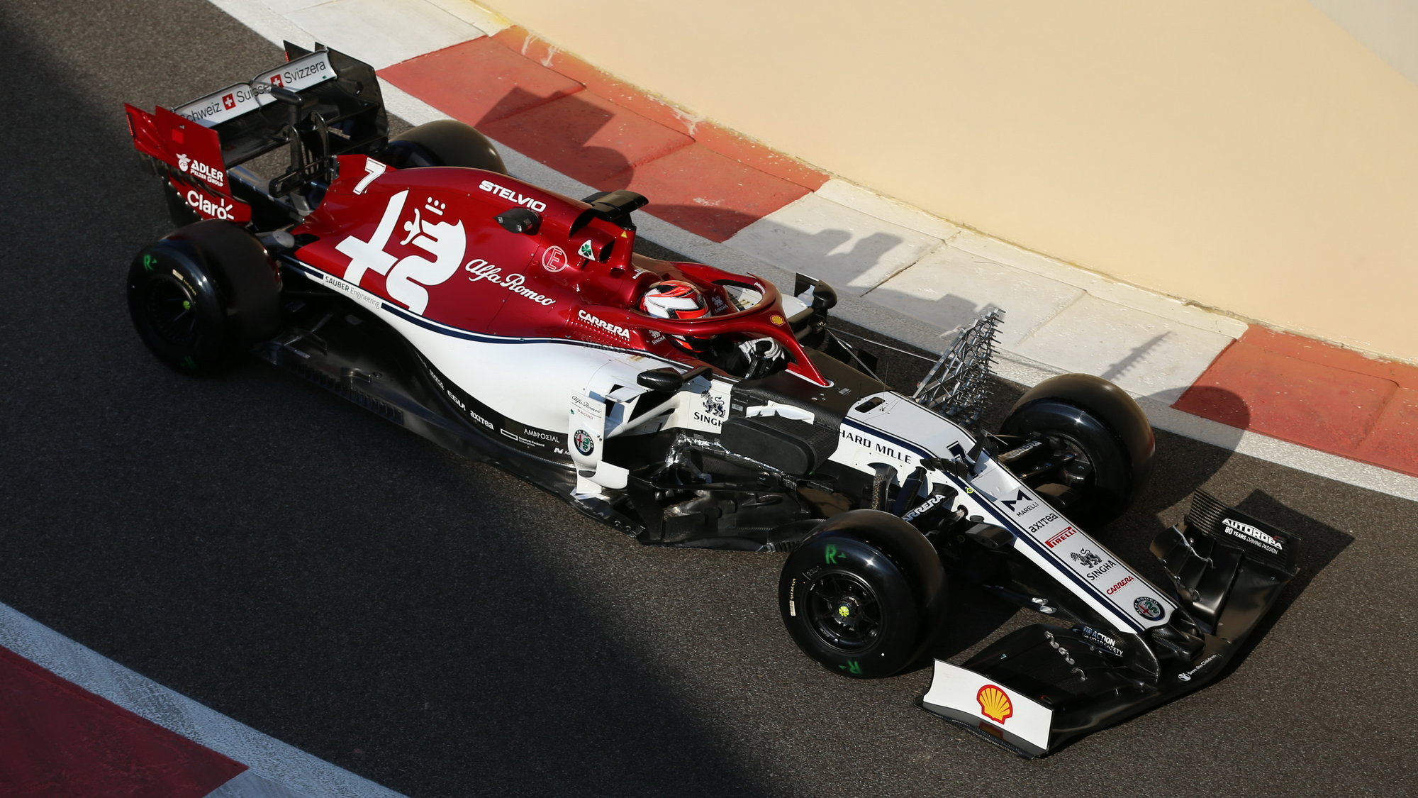 Kimi Räikkönen po sezóně 2019 během testu pneumatik v Abú Zabí