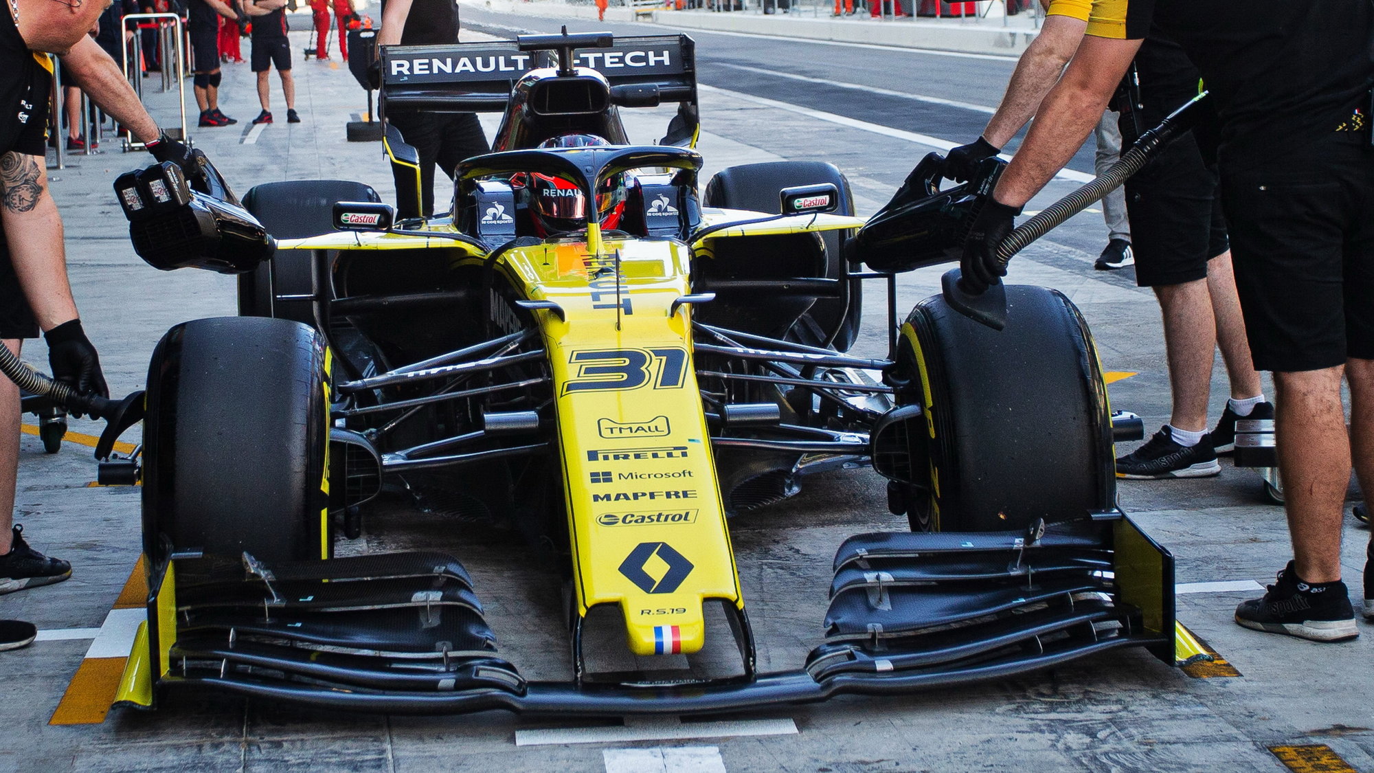 Estaban Ocon poprvé ve voze Renault po sezóně 2019 během testu pneumatik v Abú Zabí