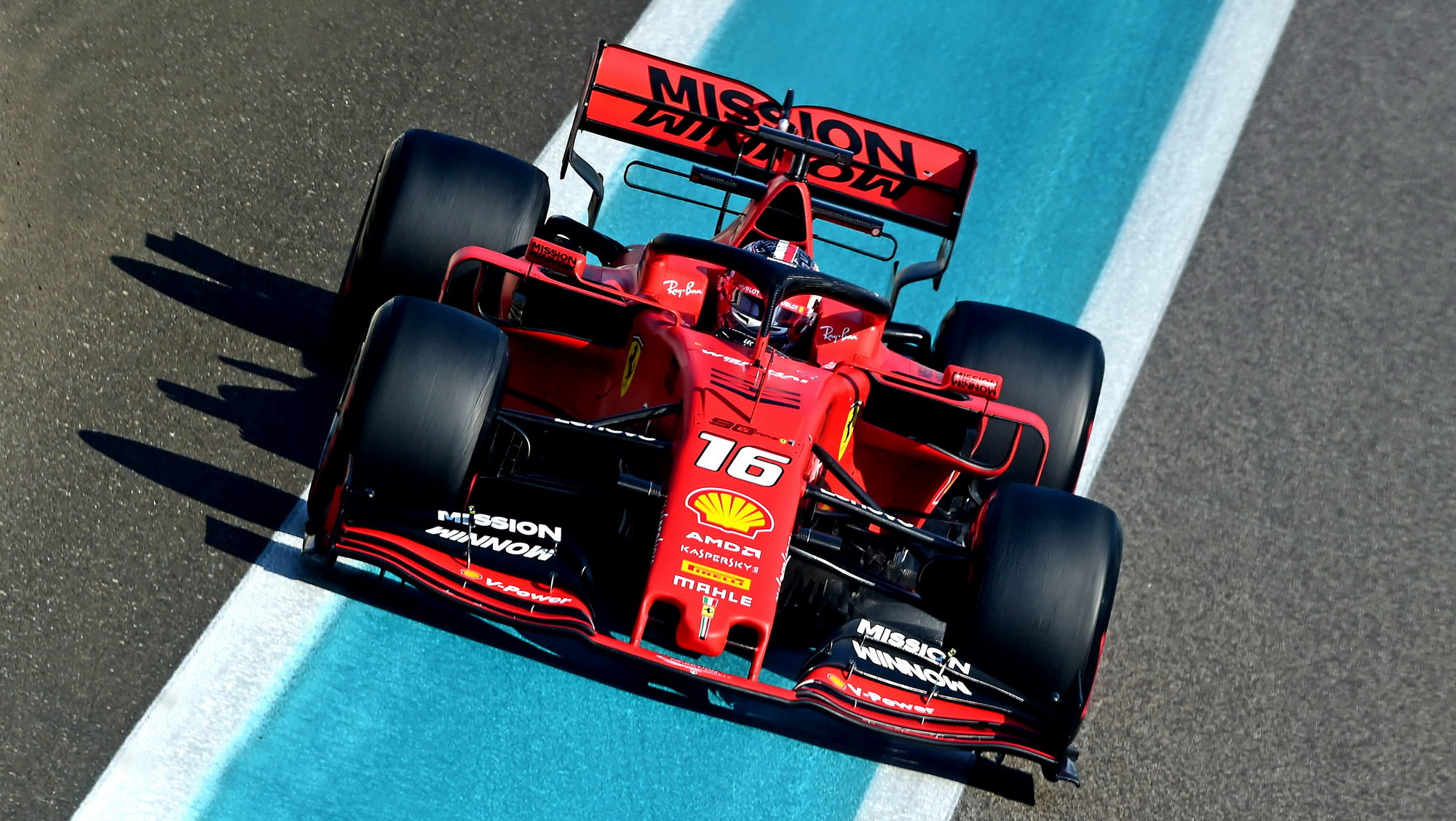 Charles Leclerc s Ferrari při testu nových pneumatik minulý týden v Abú Zabí