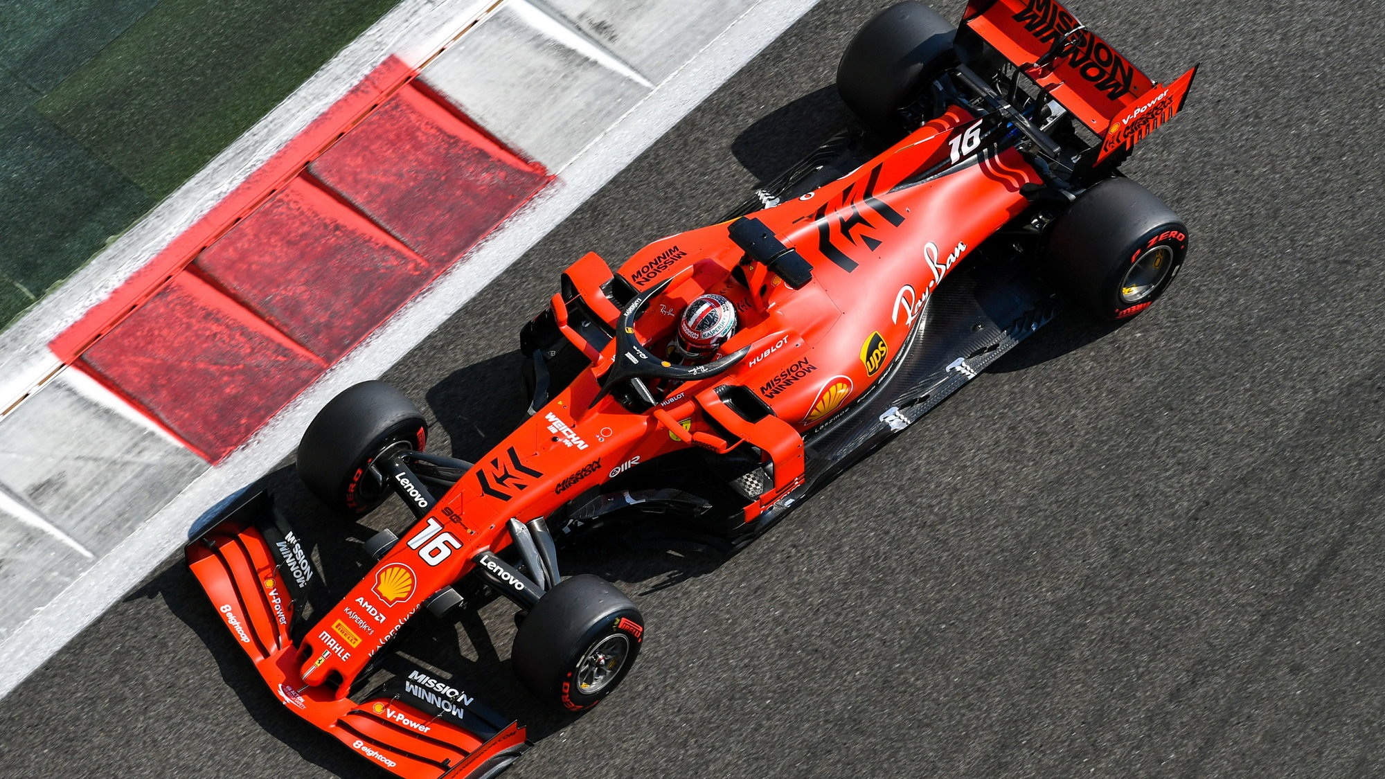 Charles Leclerc po sezóně 2019 během testu pneumatik v Abú Zabí