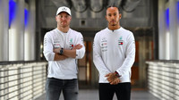 Valtteri Bottas se svým týmovým kolegou Lewisem Hamiltonem