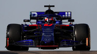 Pierre Gasly po sezóně 2019 během testu pneumatik v Abú Zabí