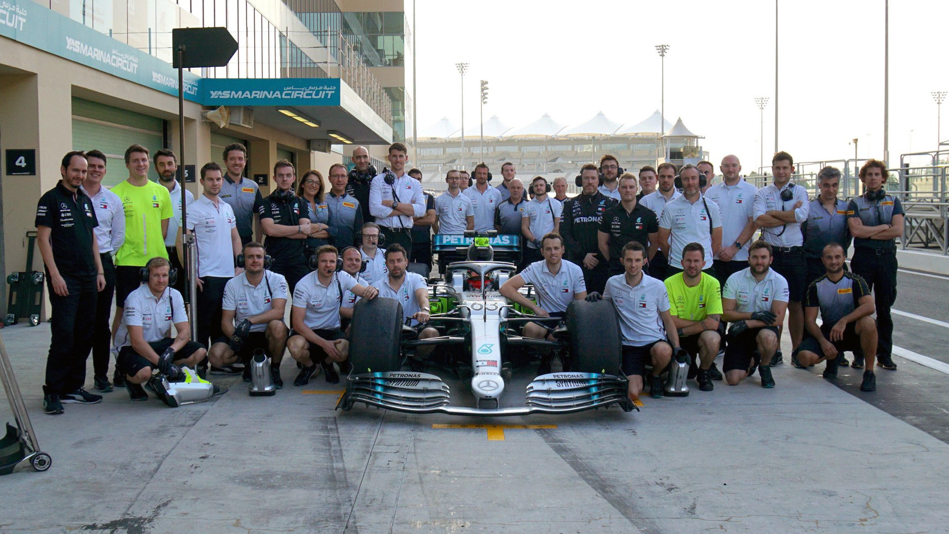 Mercedes a Pirelli po tesu 18" pneumatik v Abú Zabí