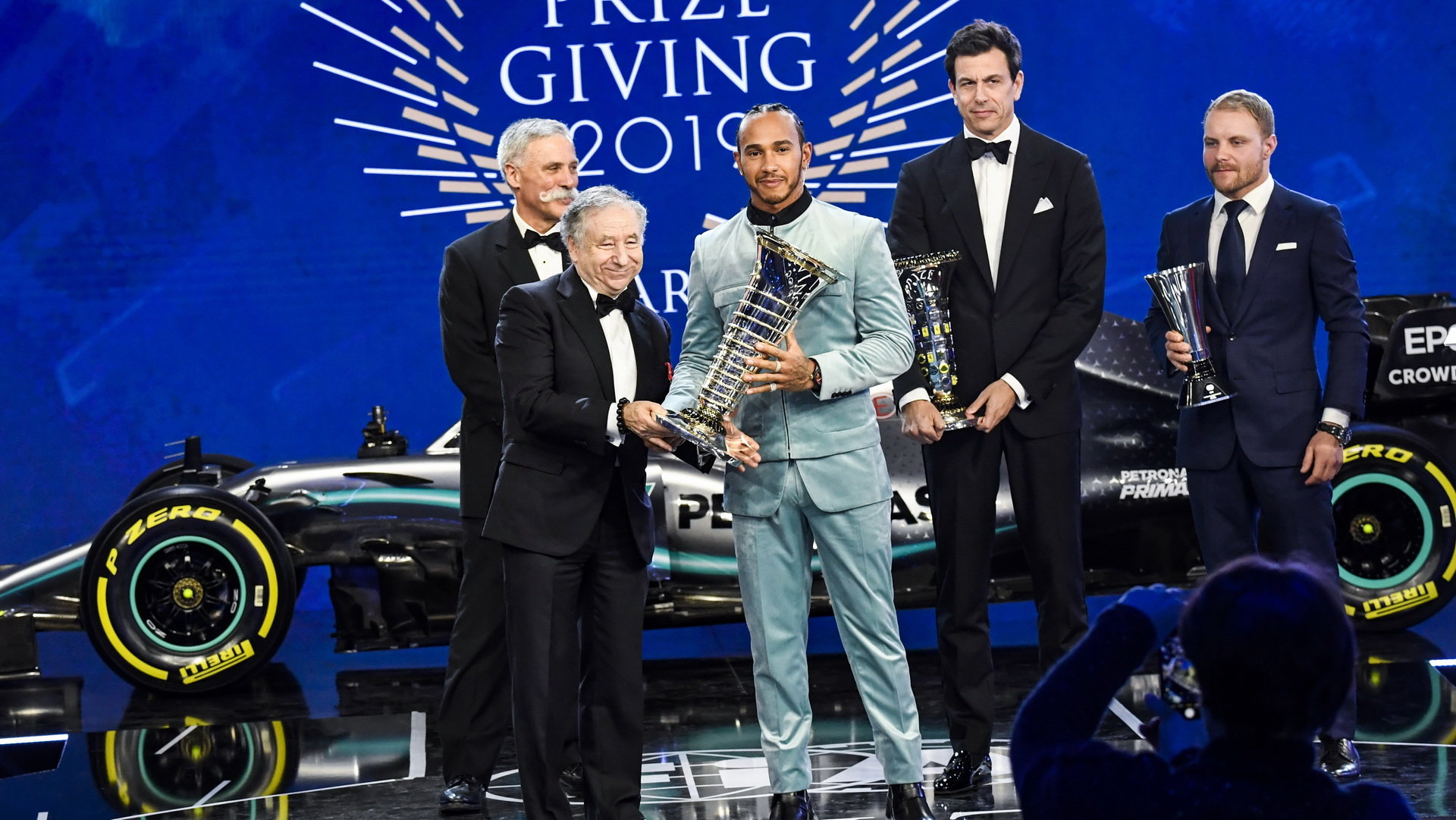 Slavnostní předávání poháru za mistrovský titul v sezóně 2019 pro Lewise Hamiltona
