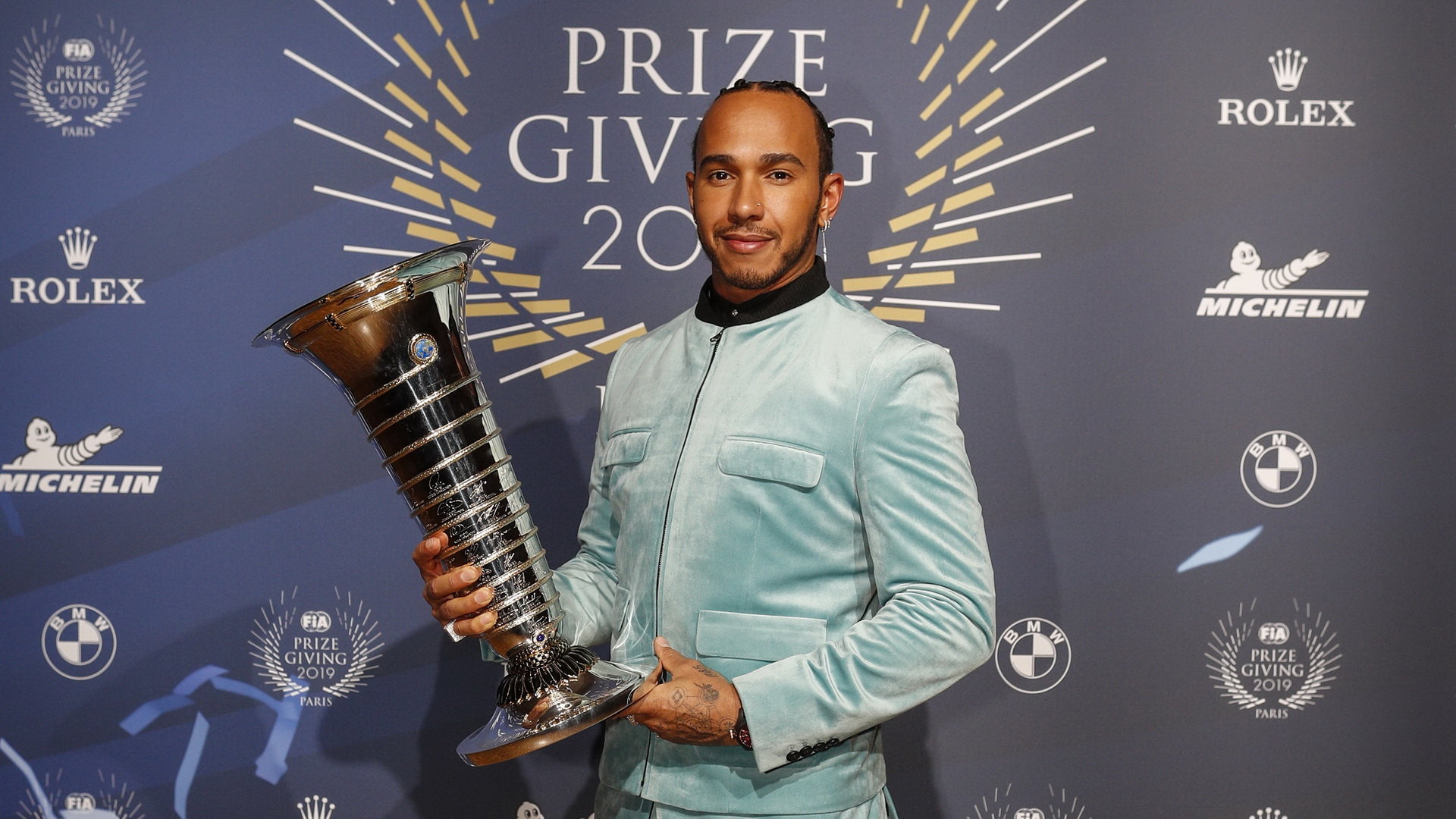 Lewis Hamilton při přebírání mistrovské trofeje