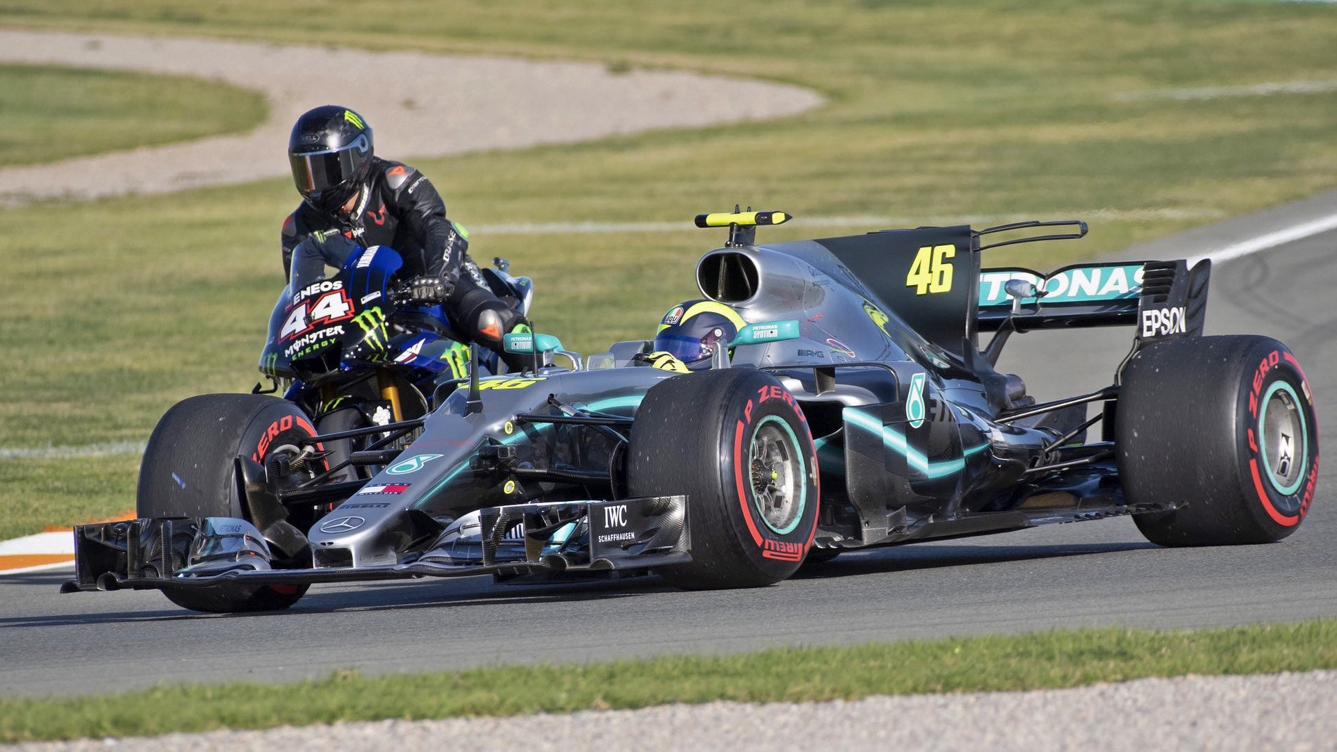 Lewis Hamilton na motorce vedle Valentina Rossiho v Mercedesu F1 W08