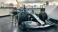 Mistrovský Mercedes W10 s trofejemi