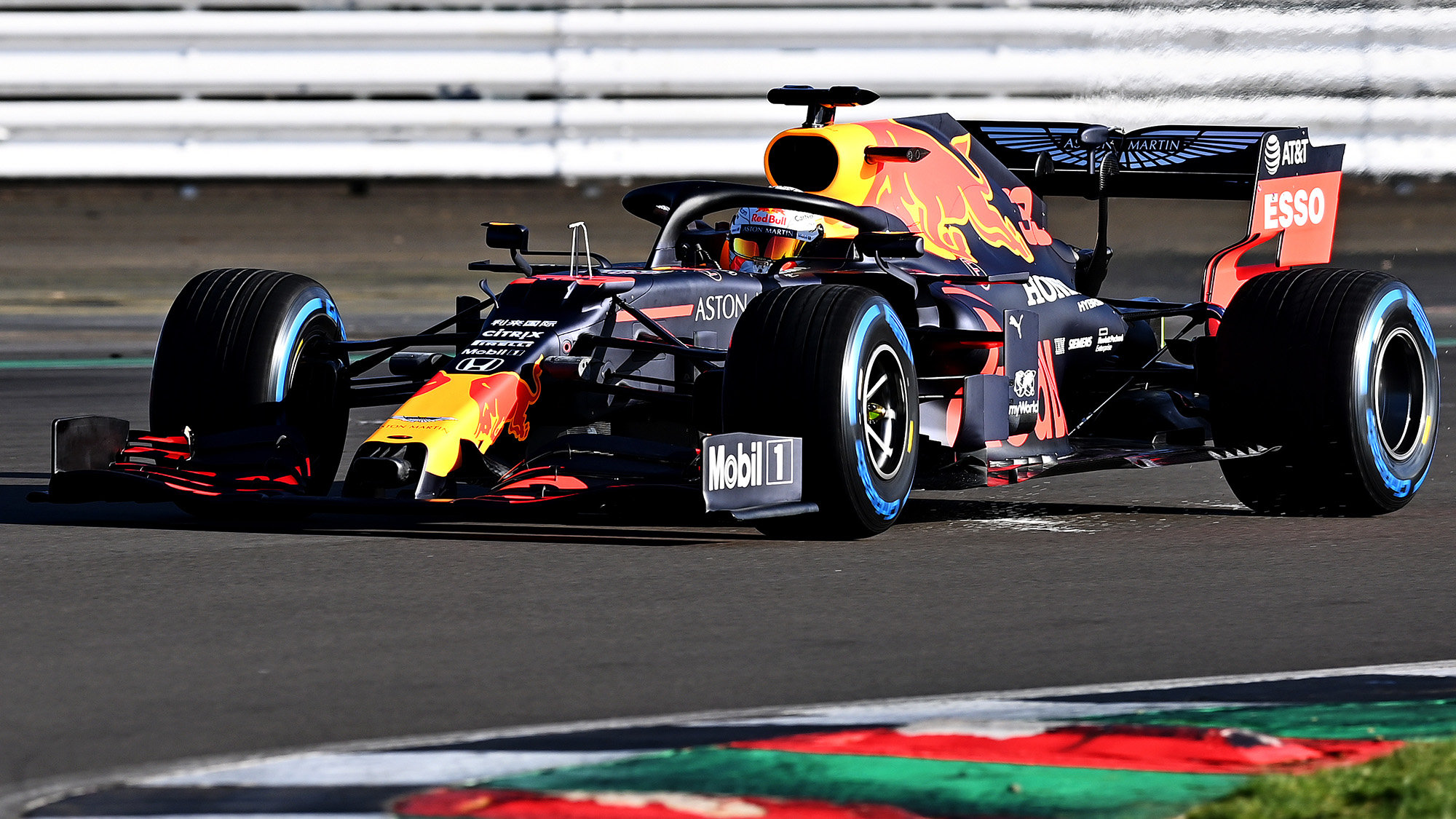 Max Verstappen s novým Red Bullem už na trati